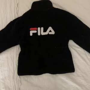 Fila jacka - Oanvänd fleecejacka från märket FILA. Väldigt fint skick i storlek small