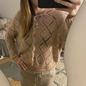 Cardigan  - Rosa stickad cardigan! Supersnygg, passar mig som har storlek S🥰