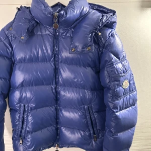 Moncler Maya - Moncler Maya Storlek 1 Skick 8/10, general wear, lite rainstains, knappar har lossnat från luvan.  Pris 5800