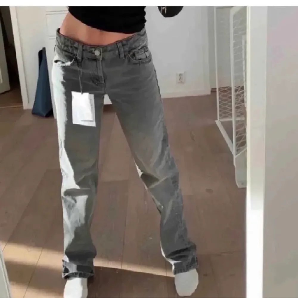 Gråa lågmidjade jeans ifrån zara som är i storlek 38 men passar helt klart en 36 möjligtvis 34 också skulle jag säga då de är små i storleken💕💕 . Jeans & Byxor.