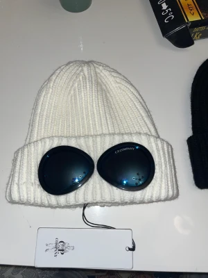 Cp company mössa - Säljer nu min cp company mössa som är helt ny och har ej använt den, kvitto ingår!