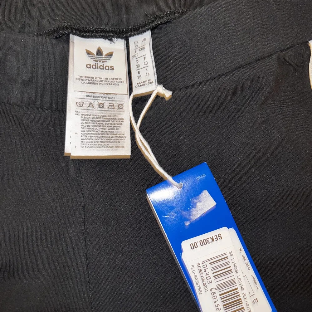 Svarta långa adidas leggings till salu. Aldrig använda med etikett kvar. Jeans & Byxor.