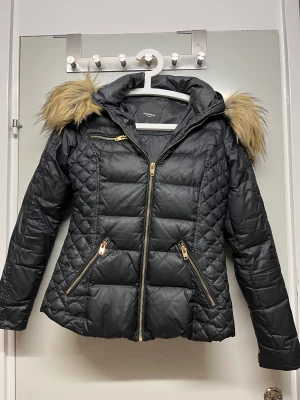 Rockanblue jacket  - Jackan köpte jag förra året och använde den inte mycket. Den är i ny skick och passar för vintern. Den är i tjock form och håller dig varm. Jackan köpte jag för 3000kr på marknadsplatsen men jag säljer den för 1850kr.