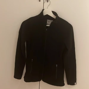 Fliskofta - Fliskofta från Intersport. Varm och jättebra för utesporter💗