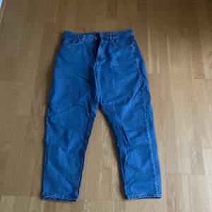Ett par blåa demin jeans som ej används alls och är i mycket bra skick, säljs pga att dem ej används!  Passformen är snygg (baggy) Orginalprsi: 300kr