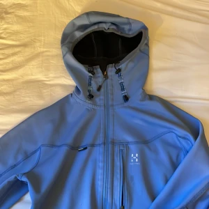 Haglöfs vindjacka - Haglöfs vindjacka, liten fläck som jag självklart tvättar innan frakt. passar perfekt till baggy jeans