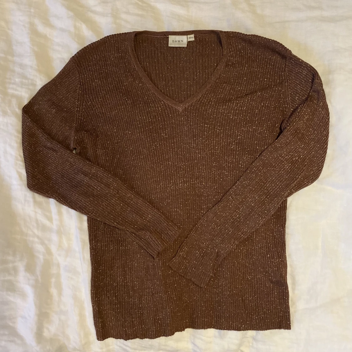 Stickad brun tröja med glitter