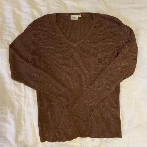 Stickad brun tröja med glitter - Silver/glitter detaljer