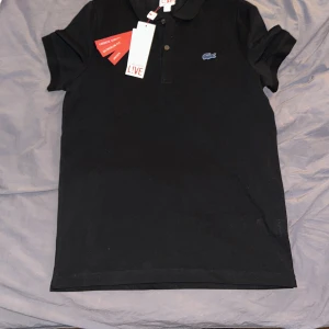 Lacoste piké  - Säljer min Lacoste piké som jag aldrig använde då den var för liten när jag fick den. Ordinarie pris ca 700 kr 