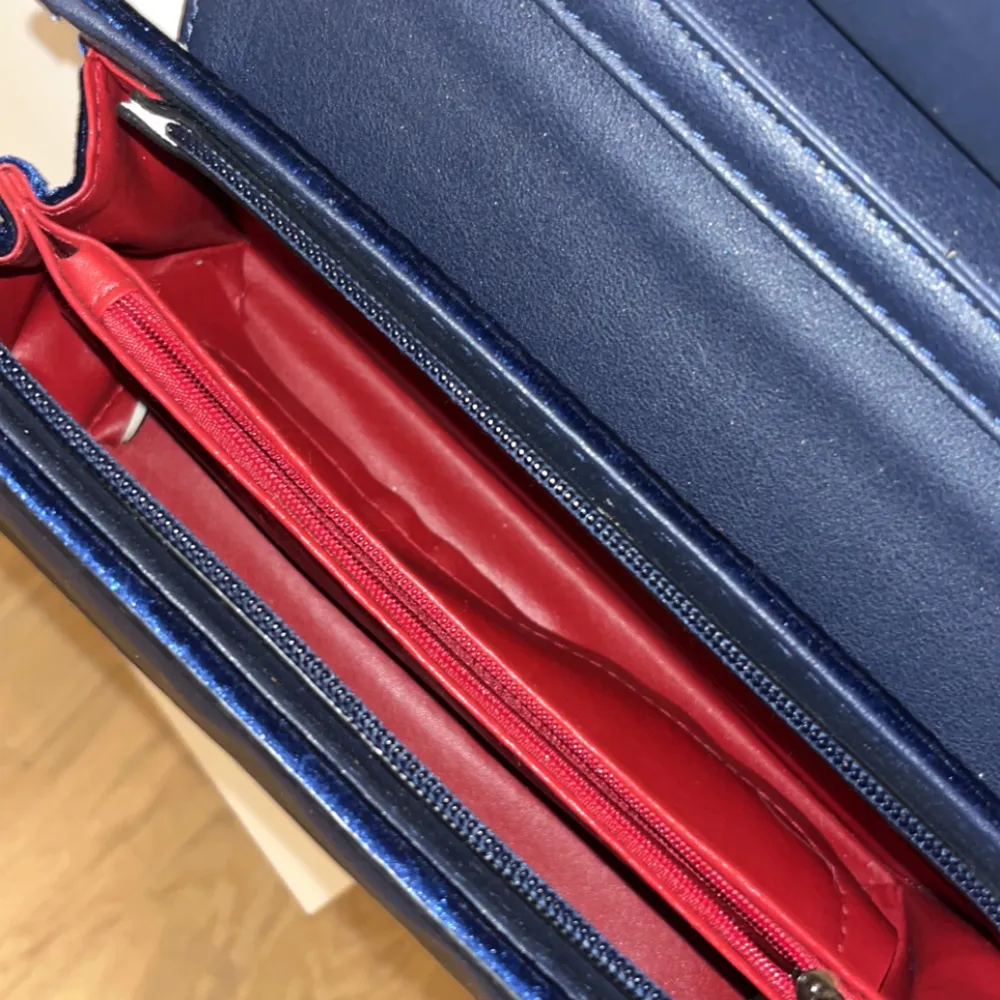 En vanlig blå väska med silver detaljer . Väskor.