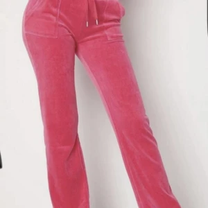 Juicy couture - Nyskick juicy byxor storlek S. Skriv för fler bilder💕 Säljer de för 850kr men priset kan diskuteras beroende på hur snabbt man kan köpa de. 