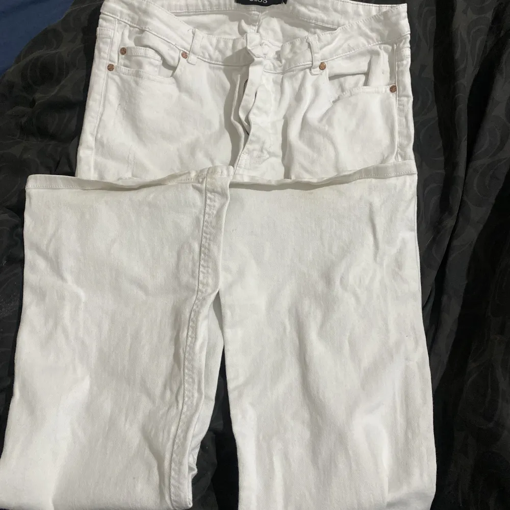 Säljer dem här vita bootcuts därför att dem har blivit för stora för mig annars så är dem skit fina, dem är från ellos och i storlek 46, priset kan diskuteras❤️. Jeans & Byxor.