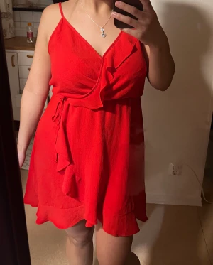 Röd klänning  - Röd omlottklänning 