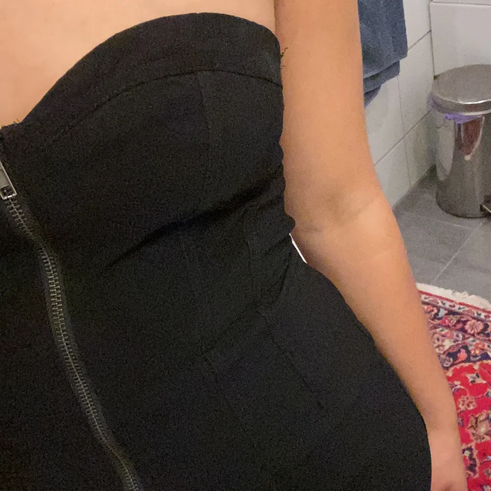 svart stretchig klänning med dragkedja på framsidan. snygg till fest eller andra tillställningar. jag är 170 för referens. Klänningar.