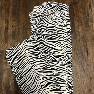 Zebra mönstrade jeans  - Zemra mönstrade jeans. I rak modell. Knappt använda 