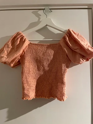 Sommar topp - Säljer denna super söta sommar toppen från Gina! Säljer pgv att den inte kommer till användning💗 super skönt material! 