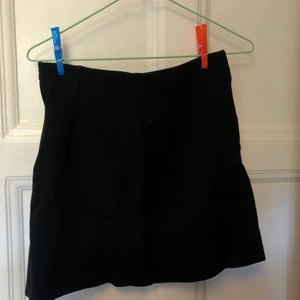 Svart kjol - Kort svart kjol