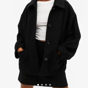 Kappa - Säljer min jätte fina svarta kappa från monki. Köpt för 600kr. Skriv privat om flera bilder💕