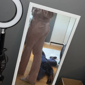 Juicy couture byxor - Säljer mina rosa juicy couture byxor för 700kr💗 Jag är 1.70 or de passar perfekt💞