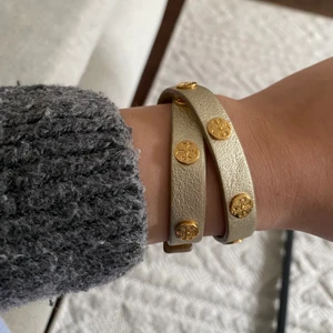 Tory Burch armband  - Säljer nu detta fina äkta tory burch armband då det aldrig kommer till användning, köparen står för frakten 💕