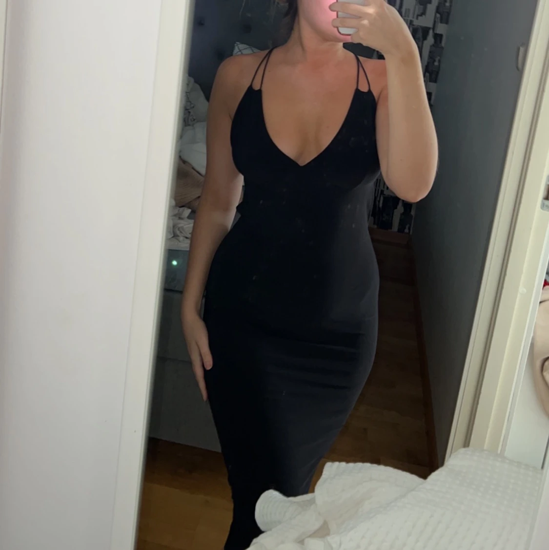 Svart klänning med öppen rygg