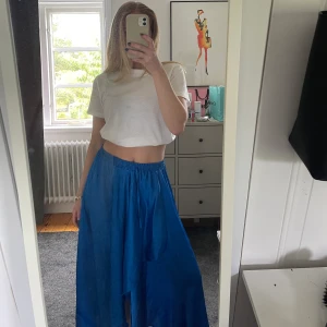 Zara kjol  - Så fin satin kjol från Zara. Använt den typ 4 ggr. Strl S