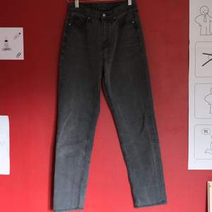 Ett par mörkgråa jeans från märket unif! Har en rak passform och är högmidjade, använda några gånger så har en liten slitning på ena bakfickan. Är i storlek 25 vilket är typ XS/S! 😁🌸