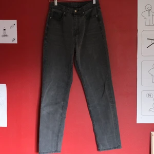 Mörkgråa UNIF Jeans - Ett par mörkgråa jeans från märket unif! Har en rak passform och är högmidjade, använda några gånger så har en liten slitning på ena bakfickan. Är i storlek 25 vilket är typ XS/S! 😁🌸