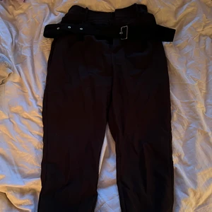 Kostymbyxor - Kostymbyxor från gina tricot i strl 38/40. Följer med skärp/bälte som man fäster midjepartiet med. Köpt för 499kr. Pris: 75kr + frakt. 💓🚚🫦(posted 15/09/22)