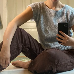 Stickad topp - Ljusblå  - En fin liten stickad topp i ljusblått/pasetllblå färg. Storlek 34/36. Jag brukade ha den över skjorta eller annat och på sommaren bara som den är. Mjukt garn, inte alls sticksig i tyget. 