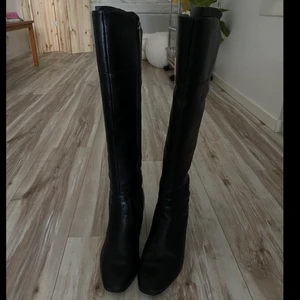 Knähöga boots - Kvähöga stövlar/ Boots i skinn från märket Tamaris. Jättesköna att gå i. Använda men i bra skick. Nypris ca 1600 kr   Spårbar frakt 59 kronor