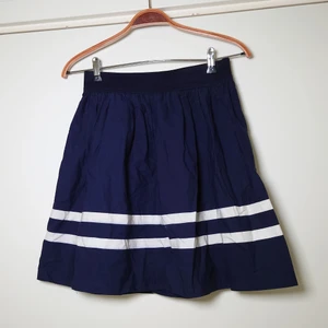 Mörkblå kjol - Kjol i mörkblått med vita ränder. Bred resår i midjan🌿