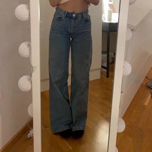 Monki jeans strl 25 - Högmidjade Monki Jeans med vida ben. Sitter jätte bra över ben och rumpa🫶🏼säljer pga att jag inte längre föredrar högmidjat. Bra skick och normal långa 