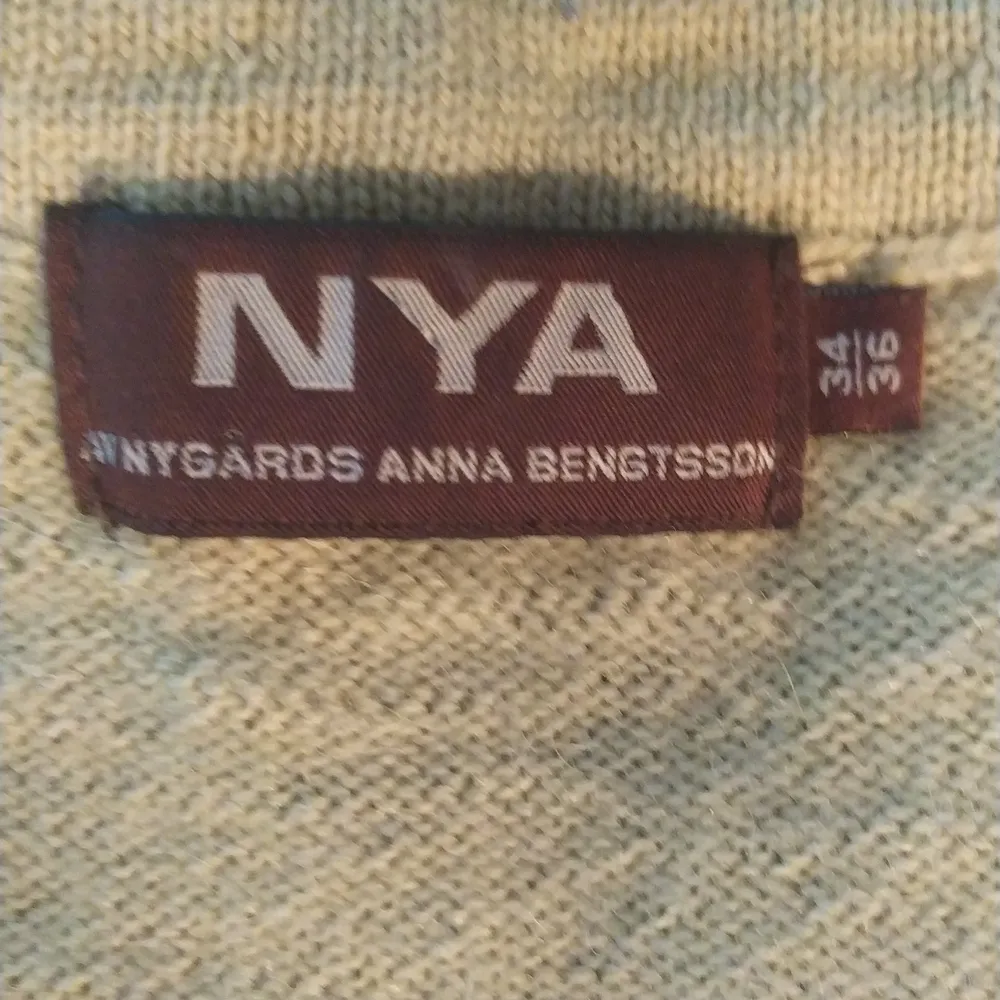 En stickad tröja från Nygårdsanna som min mamma har haft. Säljs pga den är för liten för henne och den är knappt andvänd. Nypris på ungefär 1-2 tusen. Stl 34/36. Frakten ingår ej i priset.. Stickat.