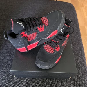 Jordan 4 Red Thunder  - Hej jag säljer mina Jordan 4 Red Thunder pågrund av ingen användning och för små. Har använt de vid 1 tillfälle och de är i 9/10 skick vilket innebär att skorna i princip är helt nya. OBS! Köparen står för frakten!