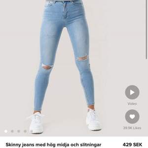 Skinny jeans med hål från NA-KD i storlek 38. Sparsamt använda. Nypris 429kr