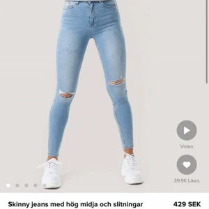 Na-kd jeans  - Skinny jeans med hål från NA-KD i storlek 38. Sparsamt använda. Nypris 429kr