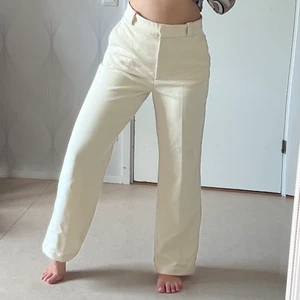 Krämvita kostymbyxor - Krämvita kostymbyxor, användna ca 3 gånger, bra längd i benen (jag är 166cm). Dem är väldigt tjocka, perfekta vinter kostymbyxor!  Tas bort 16/10!