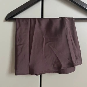 Brun kjol  - En jättefin oanvänd kjol från chiquelle. Den är i ett slags silkesmaterial.  Köpare står för frakten 🍀