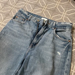Jeans  - Pösiga Jeans från Hm! Riktigt snygga och bara använda ett fåtal gånger❤️ Säljer för 90 kr + frakt