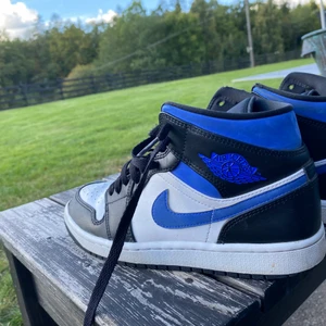 Jordan 1 mid White Black Royale  - Säljer mina gamla Jordans pågrund av att dem blivit för små. Köparen står för frakten👍pris kan diskuteras. 