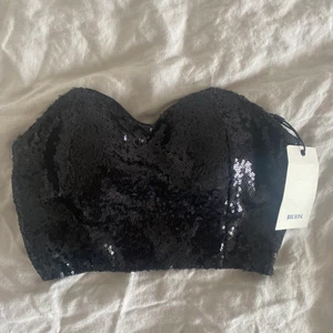 svart festtopp - skitsnygg festtopp från bikbok ! lite korsett stil med paljetter⭐️ aldrig använd, nyskick med prislapp kvar.