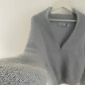 WEEKDAY Tjocktröja / Sweater / Ylletröja - Säljer denna fina tjocktröja från Weekday. Storlek S men oversize-design så bör passa större storlekar (är själv M) Endast använd en gång!
