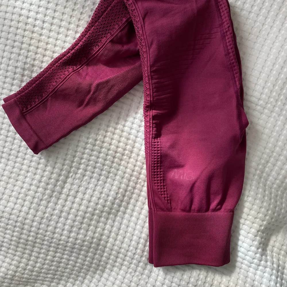 Lila/rosa träningstights från ICIW i strl S. Tvättlappen som sitter vid ankeln är bortklippt. Använda fåtal gånger. . Jeans & Byxor.