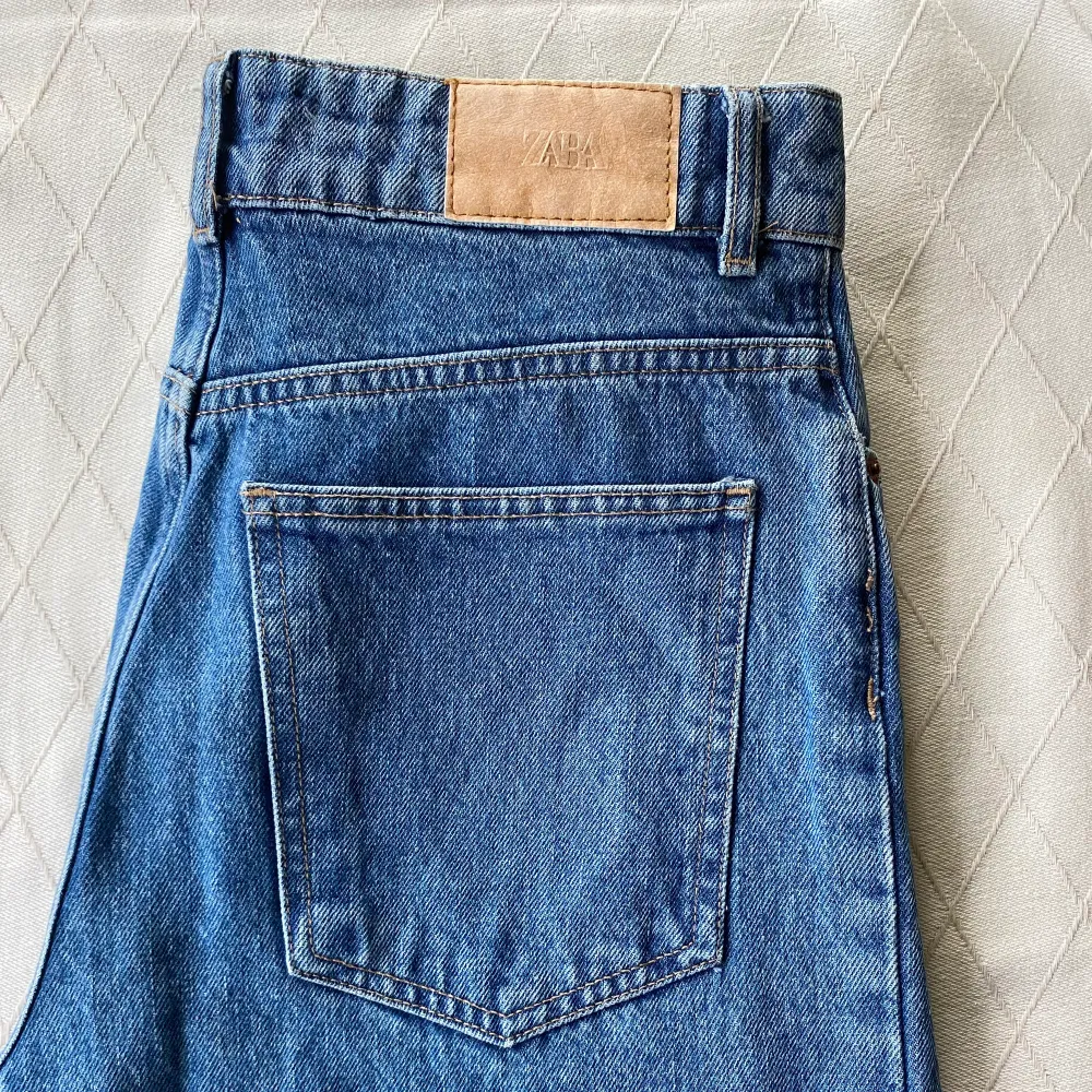 Super snygga, raka, långa jeans från zara! Sååå fin kvalitet och perfekta inför hösten. Skriv för fler bilder. 🦋. Jeans & Byxor.