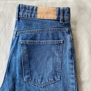 Zara jeans - Super snygga, raka, långa jeans från zara! Sååå fin kvalitet och perfekta inför hösten. Skriv för fler bilder. 🦋
