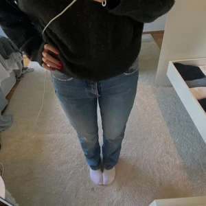 Jeans - Snygga lite mellanblå midwaist jeans från zara. Strl 36. Aldrig använda. 