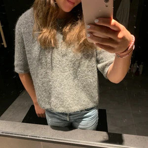 Grå T-shirt-stickad  - Jättemysig populära grå stickad från Lindex! Använd 2 gånger och aldrig tvättad, så bra skick! Nypris runt 400, buda!!🫶🏼💕