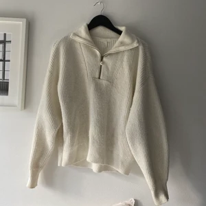 Stickad tröja - Stickad tröja från H&M inköpt förra vintern och har inte kommit till så mycket användning tyvärr. Inköpt för 399