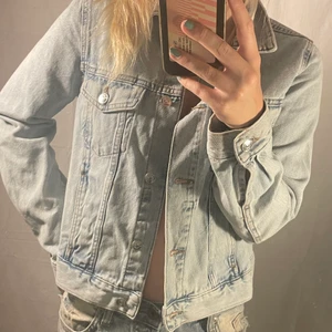 Jeansjacka i ljus tvätt - Jeansjacka i ljus tvätti storlek S